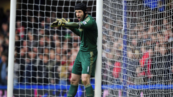 VIDEO: Cech hizo ante Chicharito una de las mejores tapadas del año