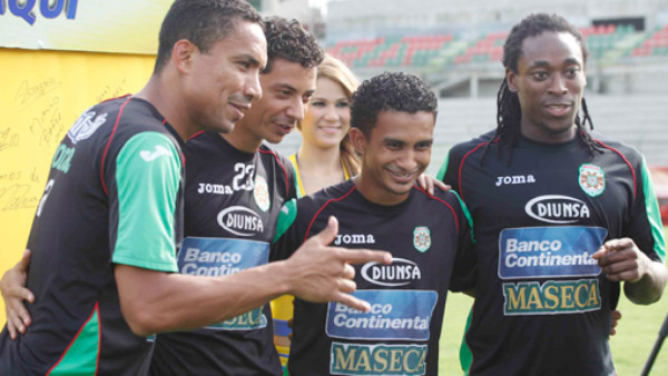 Rony Flores, el 'Depredador' vuelve a casa