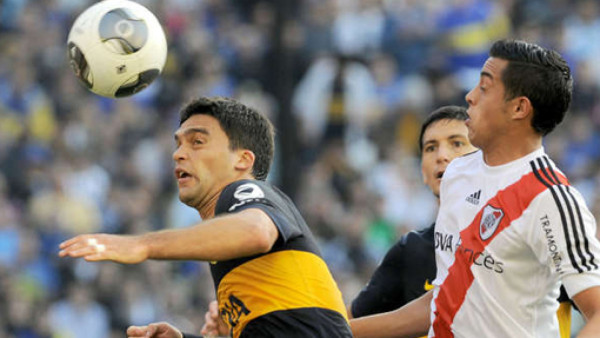 Boca fastidia al River Plate en su carrera por el título