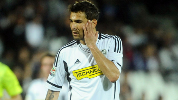 Futbolista Adrian Mutu quiere adoptar a bebe chino hallado en tubería