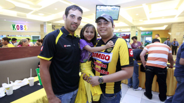 Real España comparte con su afición en un mall sampedrano