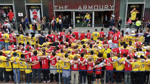 Locura por Mesut Özil entre aficionados del Arsenal