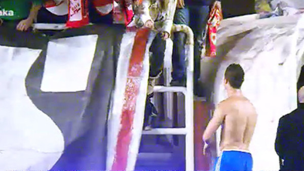 VIDEO: Obligan a niña devolver camisa de Cristiano