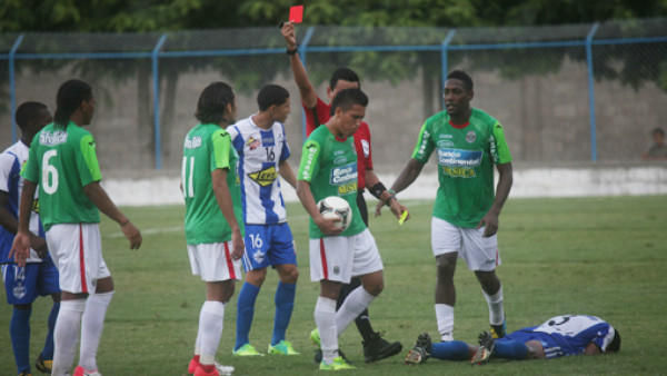 Marathón terminó con 8 jugadores frente a Victoria