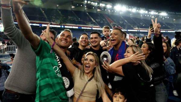 Keylor Navas y Mbappé se tomaron una selfie en su último juego en el Parque de los Príncipes.