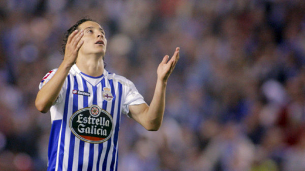 Deportivo de La Coruña y mexicano Guardado descienden en España