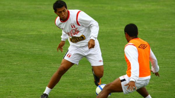 Técnico de Perú llama a cinco legionarios para enfrentar a Honduras