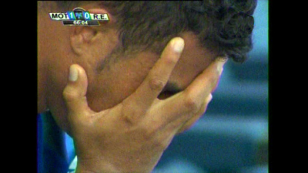 VIDEO: 'Chino” Discua sale frustrado y casi llora por salir de cambio