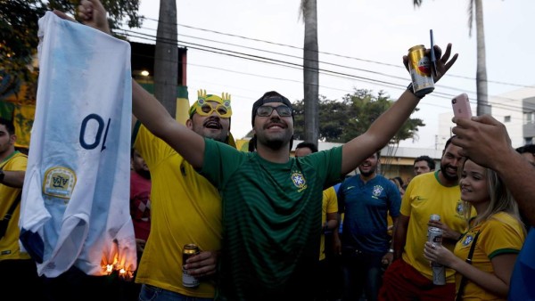 ¡Qué ambiente! Queman la camisa de Messi y novia de jugador argentino deslumbra en el Mineirao