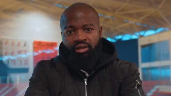 Su equipo no lo quiere vender, se va al entreno con la camisa del rival y todo acaba en pelea