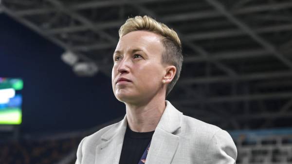 Bev Priestman no podrá dirigir en un año tras el castigo de FIFA.