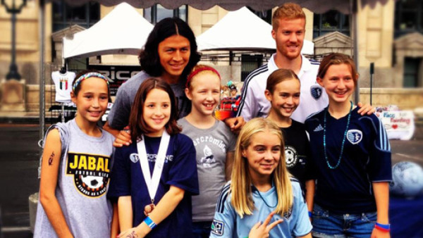 Roger Espinoza dio autógrafos y fue la atracción en Kansas City