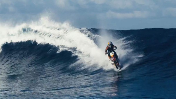 El australiano Robbie Maddison surfea colosales olas en motocicleta