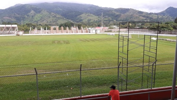 Nueva gradería, sala de conferencia y mejor cancha: Así va quedando el estadio de Tocoa