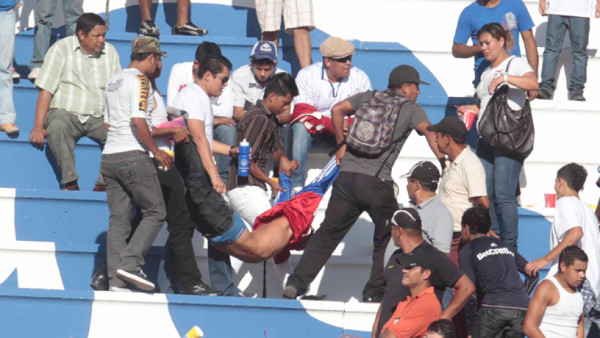 Violencia en las gradas empaña clásico capitalino