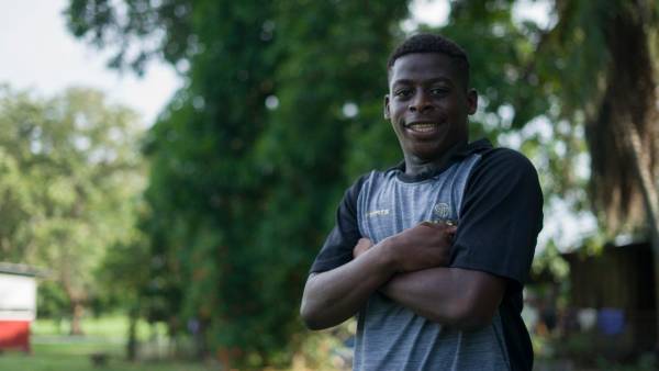 Cristhian Bermúdez posando para el lente de DIEZ durante la entrevista. Foto: Mauricio Ayala.