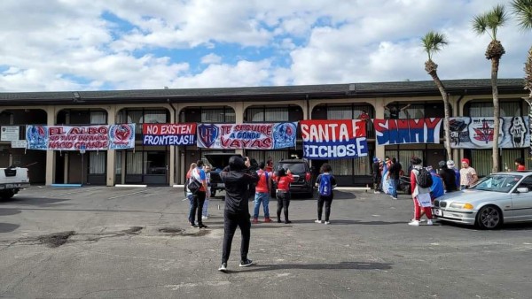 ¡Fuegos artificiales y cánticos! Afición del Olimpia le dio el banderazo previo al juego contra Tigres