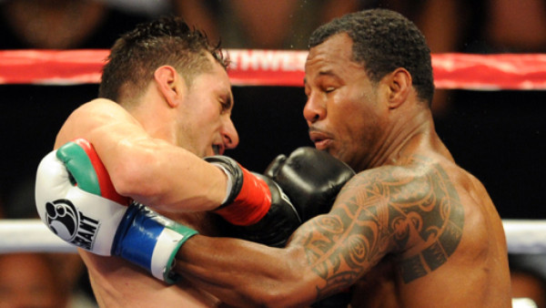 Mosley y Mora quedaron en deuda