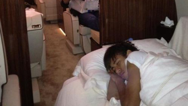 Fotos de Neymar regresando en jet privado a Brasil