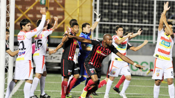 VIDEO: Jerry Palacios debuta anotando con Alajuela