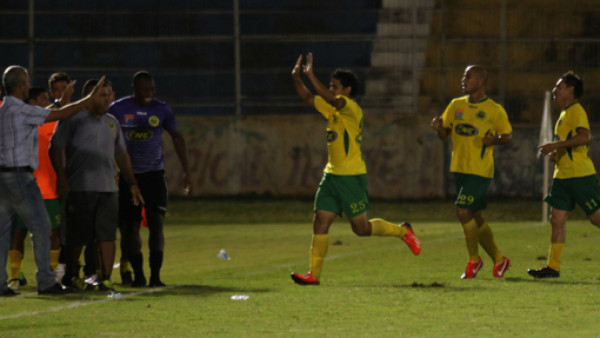 Victoria y Parrillas se reparten puntos