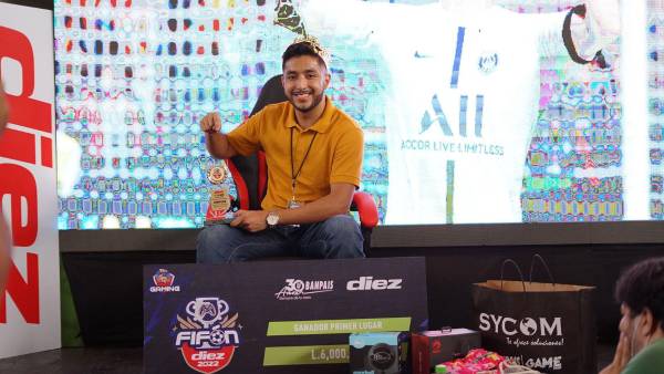 El Rey del Fifón, Javier Castellanos, posando en su trono junto a sus múltiples premios. FOTO: Mauricio Ayala