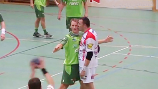 Le dan un beso y el árbitro lo expulsa en la Serie A de balonmano en Italia