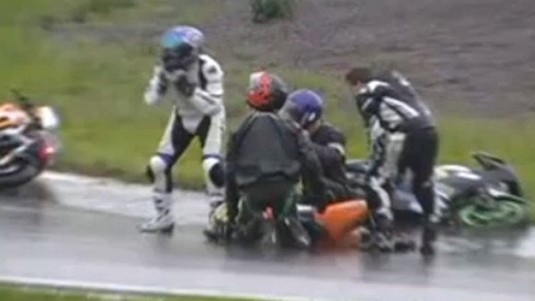 Motociclista finge accidente de gravedad para que suspendan la carrera