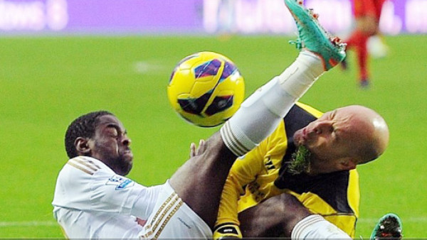 El portero Pepe Reina recibe brutal patada en la cara