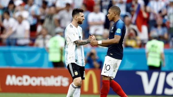 Leo Messi y Kylian Mbappé saludándose en la final de Qatar 2022.