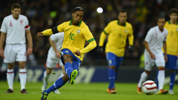 VIDEO: Ronaldinho falla penal en su regreso a la selección