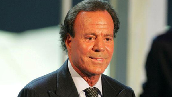 Julio Iglesias le ofrece balas a Iniesta y Messi