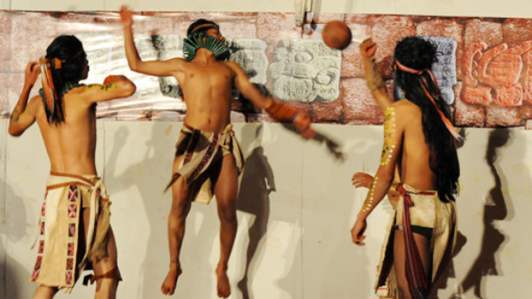 Honduras y Guatemala se enfrentan en un juego de pelota maya