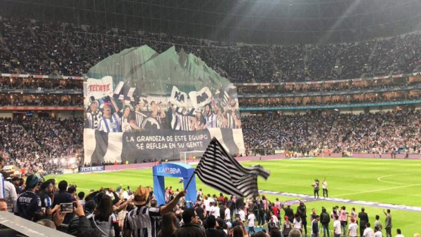 Espectacular recibimiento a Rayados, exDT del Real España homenajeado en el BBVA Bancomer