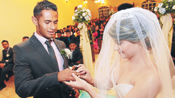 Alexander López se casó y su luna de miel fue en el estadio Nacional