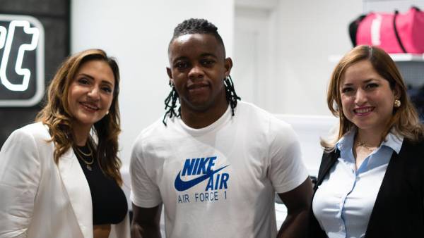 Wisdom Quayé, futbolista del Real España, fue uno de los invitados en la inauguración.