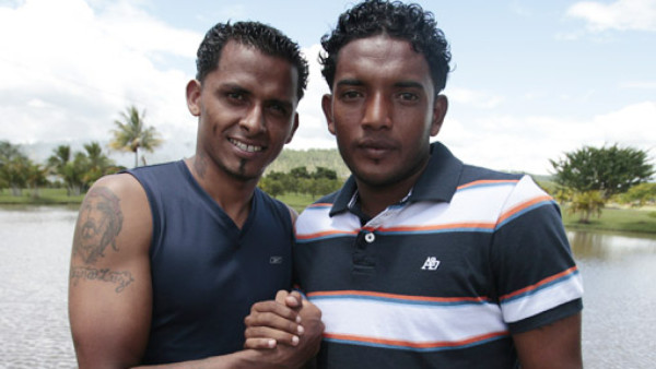 Bani y Will, unidos por la misma camisa