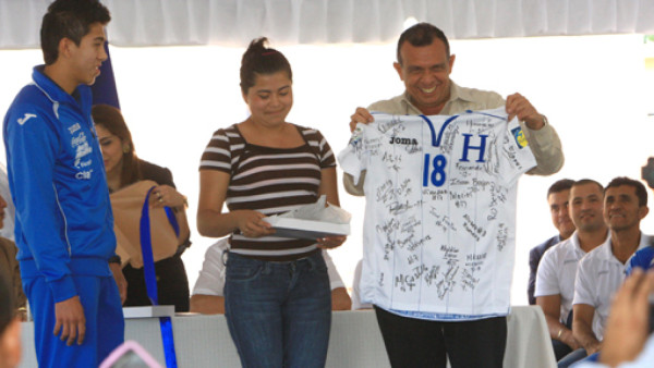 Presidente Pepe Lobo rinde homenaje a Sub-17 de Honduras