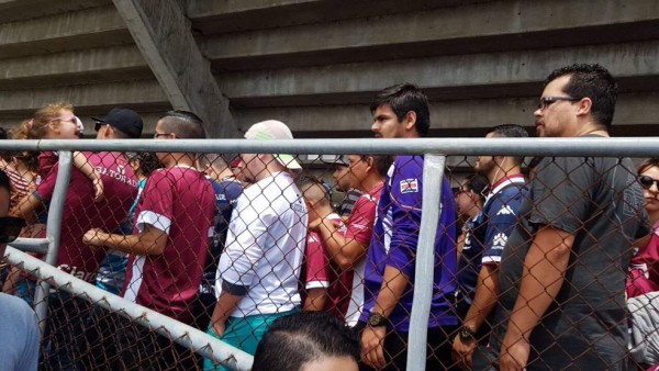FOTOS: Así evacuaron los miles de aficionados del Saprissa tras la amenaza de bomba