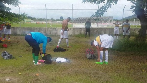 Increíble, jugadores del Boca Juniors se cambian debajo de árbol en Copa Presidente