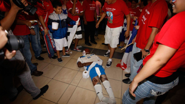 Panameños se burlan de Donis y Costly