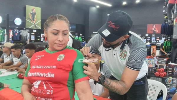 Los jugadores del Marathón estuvieron dando autógrafos a sus aficionados.