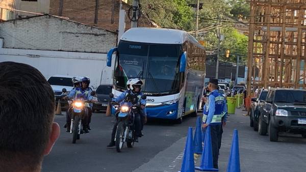 Este es el bus de Motagua llegando al estadio Nacional.