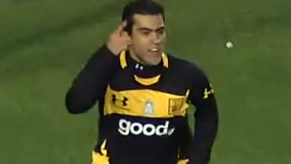 Mexicano Nery Castillo escupe a un rival