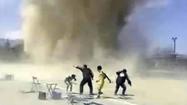 VIDEO: Feroz tornado irrumpió un partido de fútbol