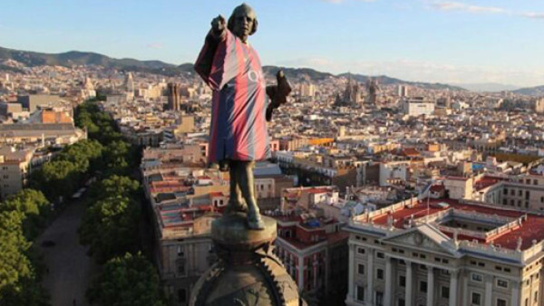 Polémica por vestir estatua de Cristóbal Colón con la camisa del Barça