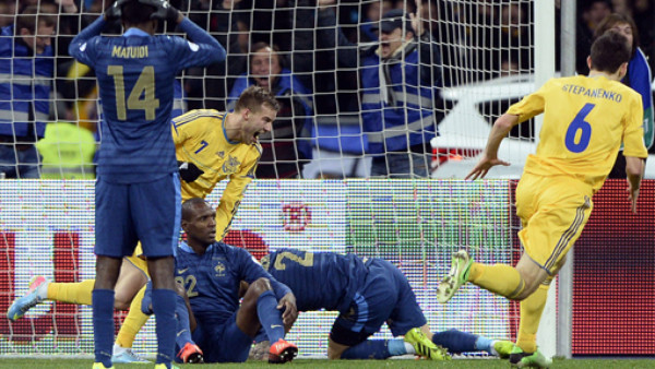 Ucrania gana y aleja a Francia de Brasil 2014