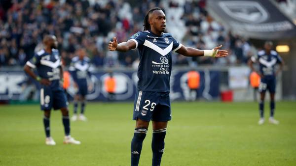 Alberth Elis tiene decidido no seguir en el Burdeos, pero ahora está contratiempo para encontrar nuevo club, al menos en Europa.