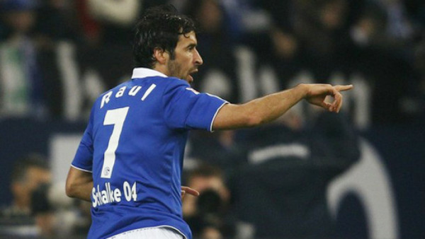 Raúl marca su gol número 400 como profesional