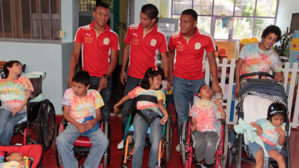 Olimpia hace solidaridad con niños discapacitados previo al clásico